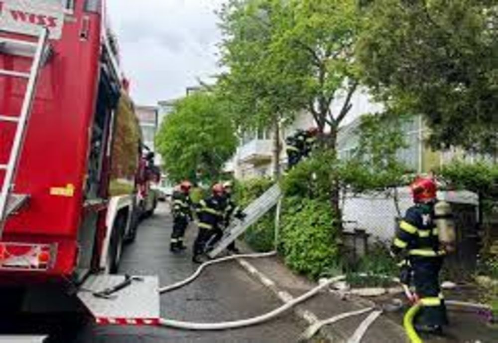 Incendiu puternic într-un bloc din Sibiu. Un bărbat de 74 de ani este in stop cardio respirator