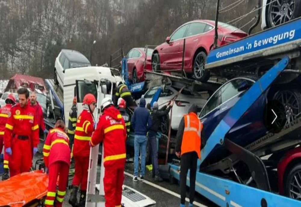 Două camioane care transportau mașini Tesla noi s-au lovit violent. 3 victime, platformele avariate grav - VIDEO