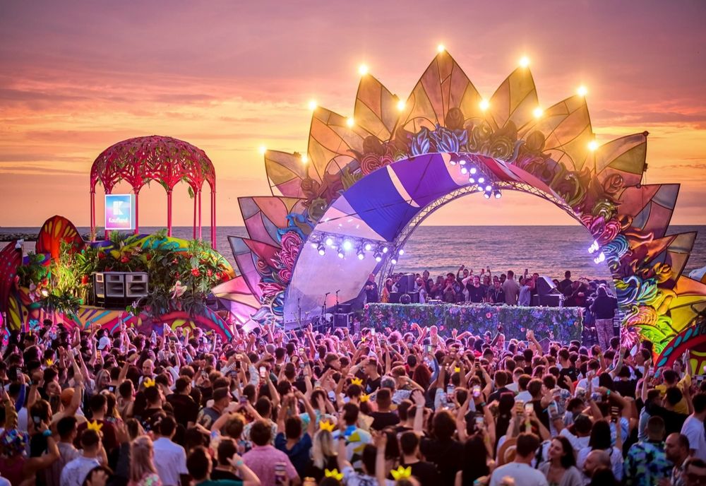 Festivalul Neversea 2024: Mii de oameni la Malul Mării pentru a se bucura de muzică, soare și distracție