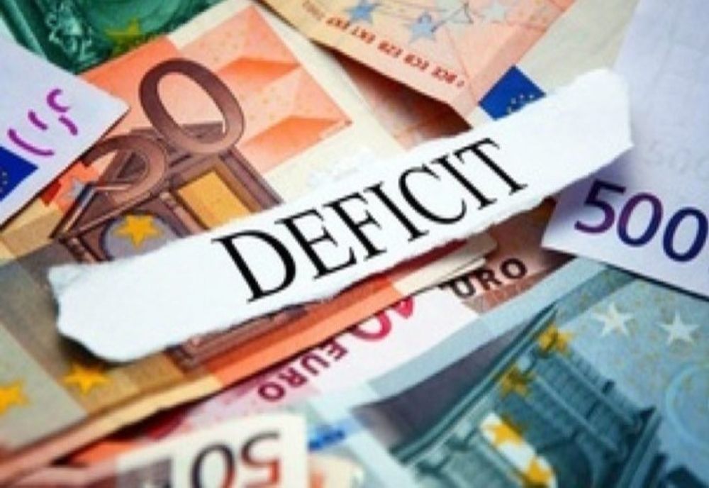FITCH AVERTIZEAZĂ: REDUCEREA DEFICITULUI ROMÂNIEI DEPINDE DE STABILITATEA POLITICĂ ȘI DE CUM ÎȘI ȚINE BOLOJAN PROMISIUNILE