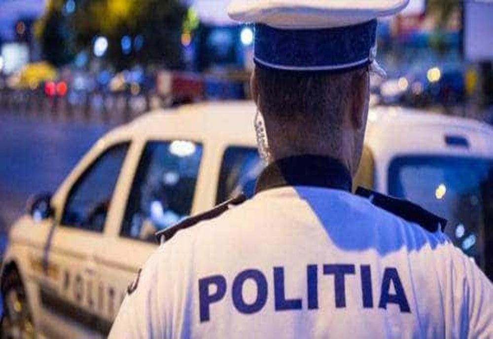 Opt elevi acuză că au fost bătuți și umiliți de trei polițiști chiar în școală