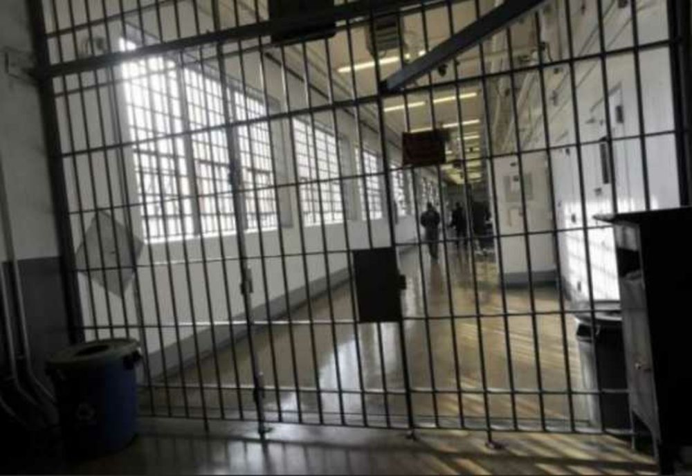 Tânăra acuzată că şi-a ucis mama pentru moștenire şi asistenta medicală complice, arestate preventiv