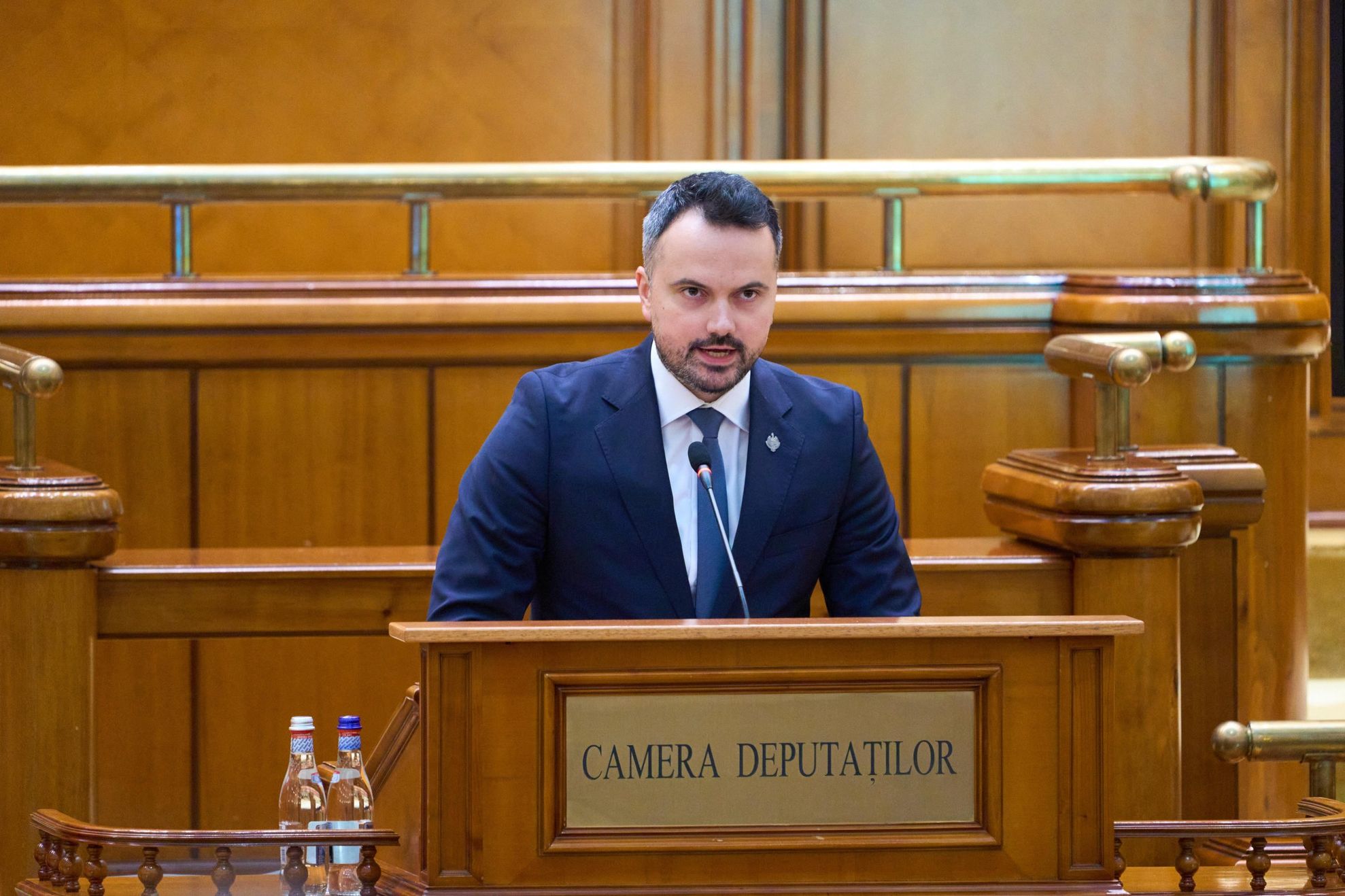 fabian-radu-în-timpul-unui-discurs-de-la-pupitru