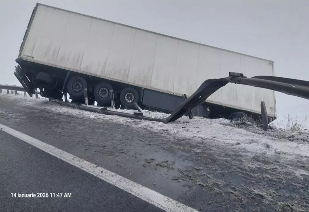 Trafic restricționat pe A1, în județul Sibiu, din cauza unui TIR răsturnat FOTO