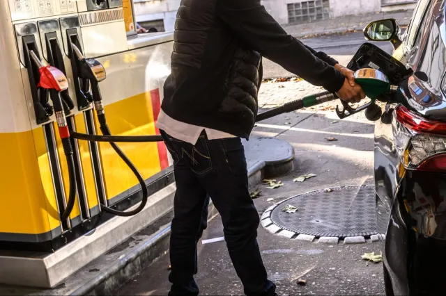 Prețul carburanților azi, 4 octombrie 2026. Benzina trece de 10 lei, iar motorina se apropie de 11 lei