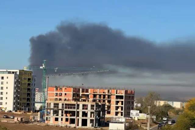 Incendiu la stația de sortare a deșeurilor de lângă Sibiu. Fumul negru se vede din oraș