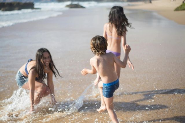 Vacanța de vară 2026. Când termină cursurile elevii din România și cât durează pauza