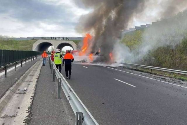 Incendiu pe autostrada A1, în Hunedoara: camion încărcat cu fructe, mistuit de flăcări