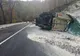 BRAȘOV | VIDEO - Camion care transporta mălai, răsturnat pe DN13