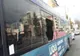 Panou publicitar căzut peste un autobuz cu călători