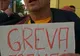VIDEO / Un bărbat face "Greva foamei" în Piața Mare, în ziua Summit-ului: "E mafie!"