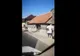 Un șofer sibian a ajuns cu mașina în zidul unei case din județul Brașov
