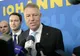 VIDEO/ Președintele Iohannis, aflat astăzi la Sibiu, întâmpinat cu aplauze la ieșirea din biserică