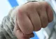 Bărbat din Apoldu de Sus, reținut, după ce ar fi bătut cu pumnii și picioarele doi localnici