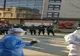 VIDEO | Asistenta de la Terapie Intensivă, care a fost jignită de vecini, a primit flori din partea ISU Sibiu. Cadrele medicale de la UPU, ATI și Boli Infecțioase, aplaudate
