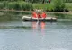 VIDEO | Doi tineri  au căzut în lacul din Cisnădie. Unul a fost salvat, celălalt este căutat de pompieri cu barca pneumatică