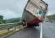 TIR plin cu cărucioare pentru cumpărături, răsturnat pe A1