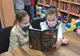 O școală din Sibiu apelează la voluntari din cauza lipsei de personal: doi profesori pensionari au redeschis biblioteca