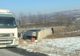Trafic îngreunat pe DN14, la Ruși. Un TIR răsturnat în urma unei tamponări, ridicat de o macara