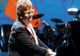 Elton John a rămas fără voce în timpul unui concert. A fost diagnosticat cu pneumonie