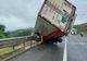 TIR plin cu cărucioare pentru cumpărături, răsturnat pe A1